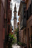 Retimo, la moschea Tis Nerantzes con l'alto minareto.